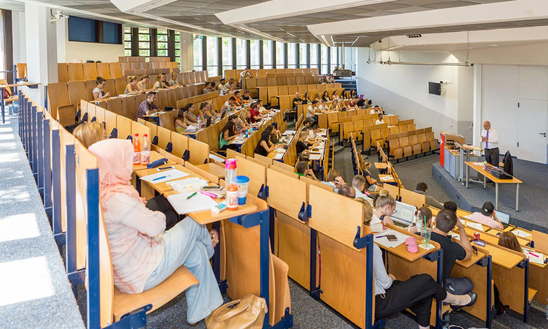 Studierende in einem Hörsaal.